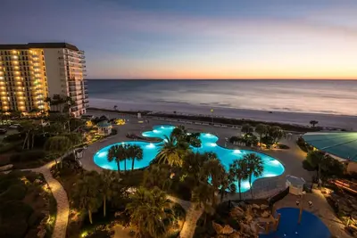 Image de Quiet-Relaxing-Modern-Sleeps 8-Walk to the Beach! !