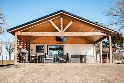 Image de Unique Milkbarn House - 5 miles to Ou campus - Patio w/ hot tub & views