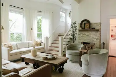 Image de Historic 5/4 • Spacious • Sleeps 16 • Hot Tub • Pool • A&M