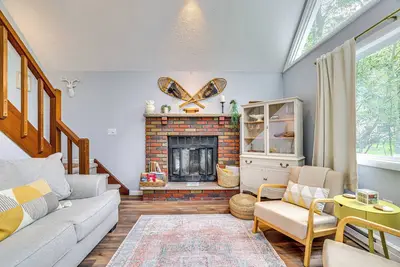 Image de 15 Mi to Ski Resort: Home w/ Fire Pit in Tobyhanna