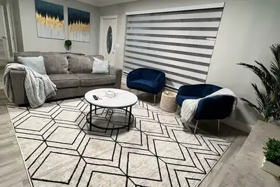 Image de Minutes from beaches, airports & stadium.