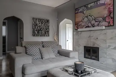 Image de Centrally located & modern 4bd/2Bath with hot tub 10 mins to Downtown