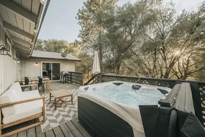 Image de New Modern Cabin w\/ Hot Tub by Yosemite\/Bass Lake