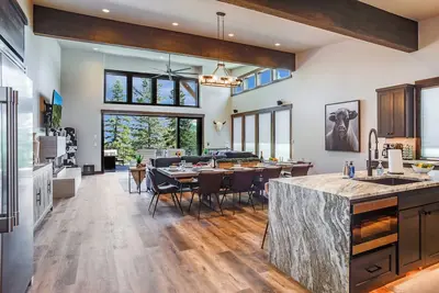 Image de Mid-Mountain Ski In\/Ski Out with Game Room + Hot Tub + Pet Friendly