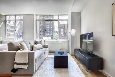 Luxe Ues Studio w/ Dm, Elevator & Gym, nr Central Park, by Blueground