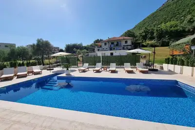 Image de Beautiful view studio with pool