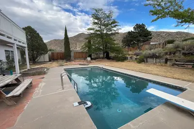 Foothills 4br house w/ Heated Pool, Hot Tub and pool table!