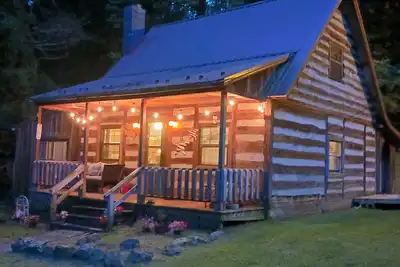 Image de Rustic fireplace 1800s Log Cabin Wifi Tv, Sleeps 8, see details read discounts