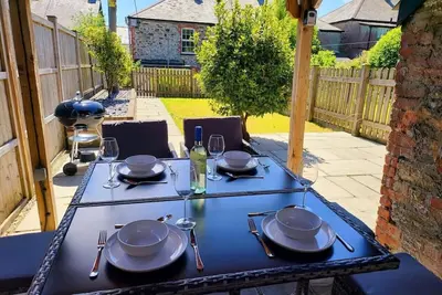 Image de Charming cottage with character features