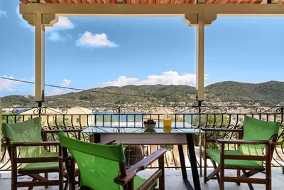Image de Studio 'Veronis 1' avec vue sur la mer, piscine partagée et Wi-Fi.