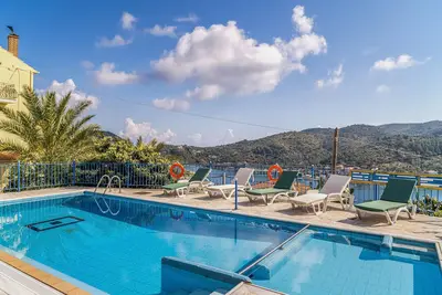 Image de Studio 'Veronis 4' avec vue sur la mer, piscine partagée et Wi-Fi.