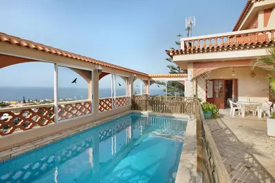 Maison de vacances \"Petite Paradise\" avec vue sur la mer, piscine partagée et Wi-Fi.