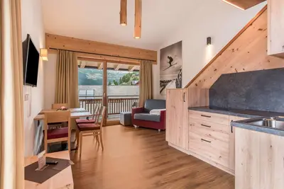 Image de Appartement Karolina avec vue sur les montagnes, piscine partagée et Wi-Fi.