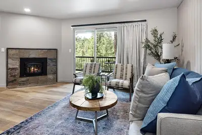 Image de Location and Privacy in Lower-Level Condo with Mt. Bachelor Village Amenities!