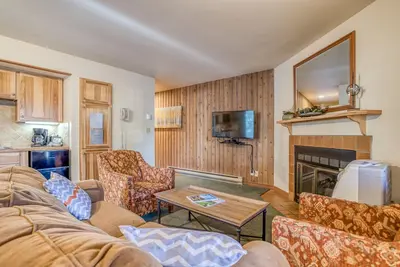 Image de Location and Privacy in Lower-Level Condo with Mt. Bachelor Village Amenities!