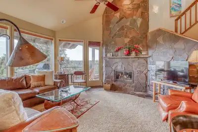 Image de Deschutes River Views, Beautiful Two-Bedroom Mt. Bachelor Village Resort Condo!