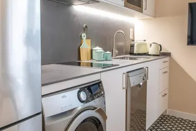 Image de 3. 1 Appartement design et bien relié au centre-ville