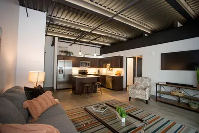 Image de The Best of Kalamazoo - Spacious brand-new downtown apartment.