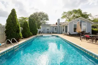 Image de Indy Mansion pool house, 5 beds & 4 baths 20 minutes to downtown indy