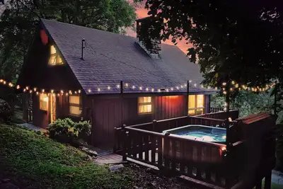 Image de Mtn Views • Family Friendly • Fire Pit • Hot Tub • Pool Table