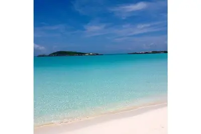 Image de Upper Deck Mint House-Tropic of Cancer Beach- Sleeps up to Four