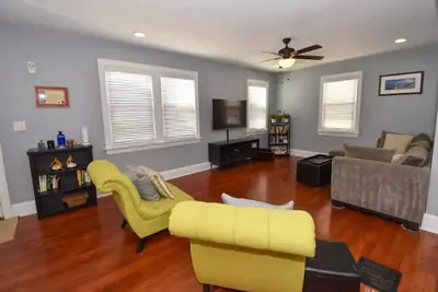 Image de Charming & convenient in the city, 3br/2ba home