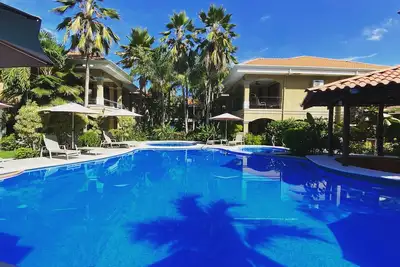 Image de 5 minute to the beach! Family Sized Condo with pool and security