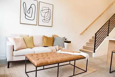 Image de Sophisticated and chic 2 Bed/2Bath Townhouse!