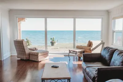 Image de Niagara Lakehouse Luxury Beachfront Cottage Rental!