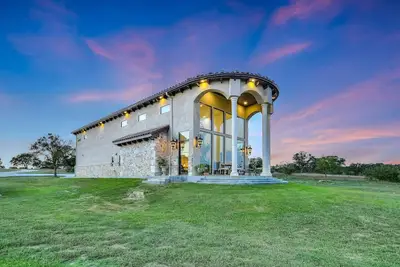 Image de Romantic getaway! Or bring the family to tour the Texas Hill Country!