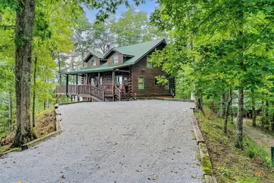 Image de Beautiful 4 Bedroom Cabin secluded with a Majestic Mtn View, Hot Tub, Fireplace