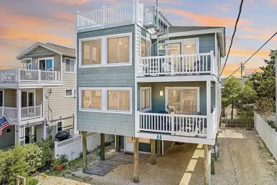 Image de Only 6 Houses to Beach - Spacious - Family Friendly Location