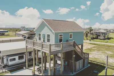 Image de Ev charger, stylish 1bdrm beach cottage sleeps 4, quiet walk to beach, fenced.