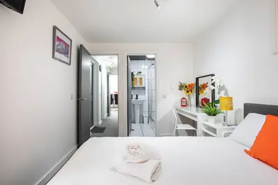 Image de Appartement-Moderne-Salle de bain privée séparée
