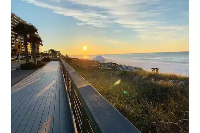 Image de Close to beach & Steps to pool = Amazing Vacation!