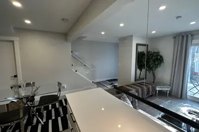 Image de Hotel living, newly renovated, Ac, minutes to Dt