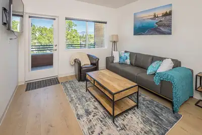 Image de Modern condo in Downtown Bozeman w/private balcony, private parking, and Ac - Sobo Urban Oasis