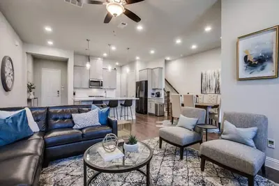 Image de North Dallas Townhouse w/ private yard