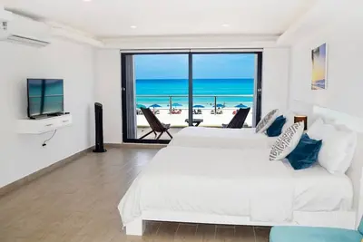 Image de Beach front Villa, great location, steps from the beach!