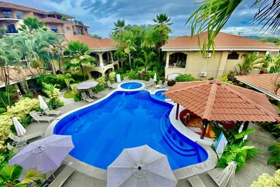 Image de Private second floor Condo with mountain views super close to town