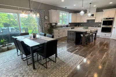 Image de 5 bedrooms, lots of space indoors & out for entertaining, close to golf courses!