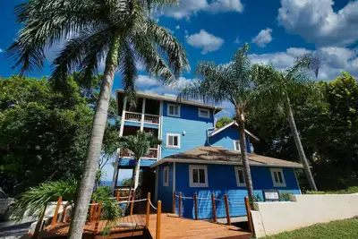 Image de Incredible Ocean views from both sides of this hill top home.
