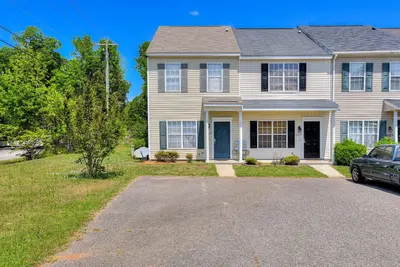 Image de 2 Story Townhome off Washington. Open floor plan.