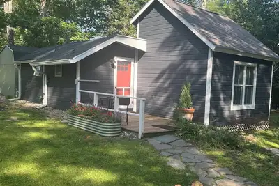 Image de Junebug Cottage: peace, love and privacy a short walk to Woodstock village green