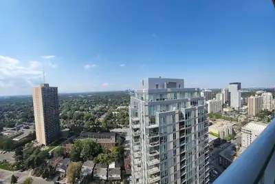 Image de Cozy 2 Bedroom Condo  next to Subway Eglinton
