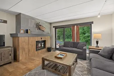 Image de Snow Tree Lodge @ Base of Mount Snow w/ Fireplace!