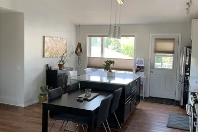 Image de Dog friendly home that is perfectly situated between the mountains and the city.