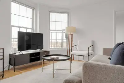 Image de Upscale Brookline 1br w/ W/D, steps to Green Line, by Blueground