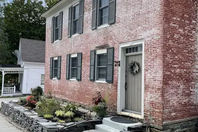 Image de School Brick House is the perfect location for a vacation