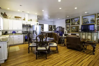 Vintage / antique 1200 sq. ft. interior studio & parking